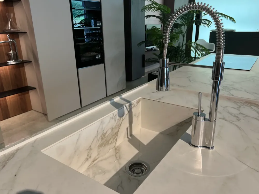 Cucina con isola in laccata opaco grigia bluna a prezzo scontato^Binova Clearance