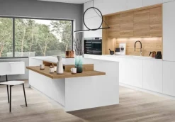 Cucina con isola in laccata opaco bianca J22 a prezzo ribassato^Ar-Due Outlet