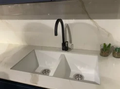 Cucina con isola in polimerico opaco blu Gaia a prezzo scontato^Mobilturi Discount