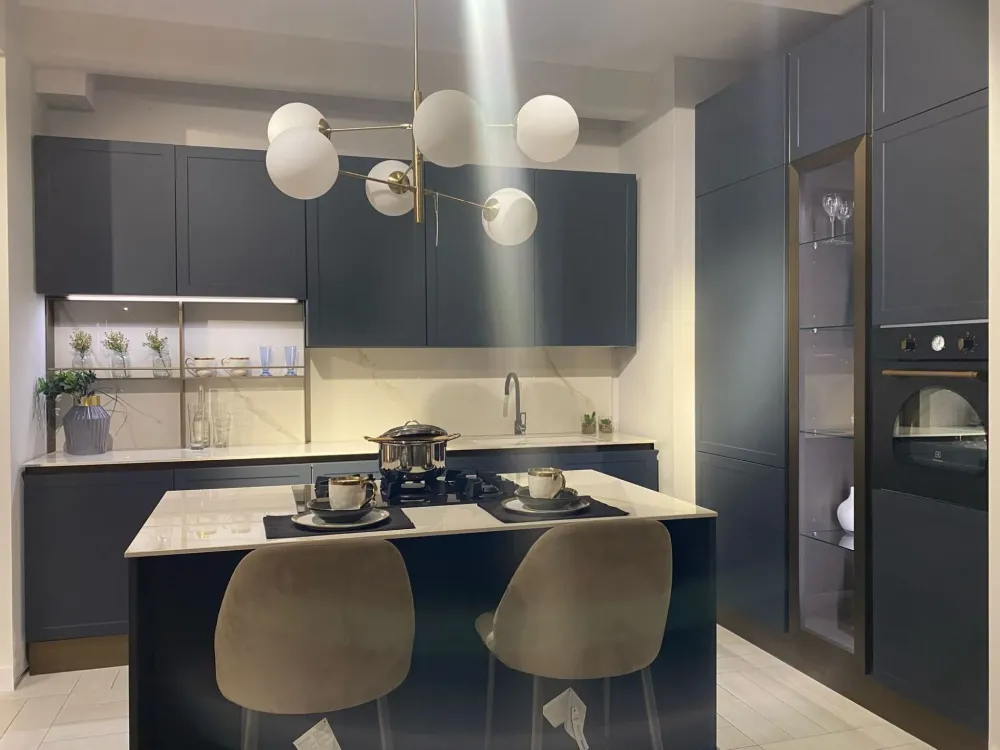 Cucina con isola in polimerico opaco blu Gaia a prezzo scontato^Mobilturi Discount