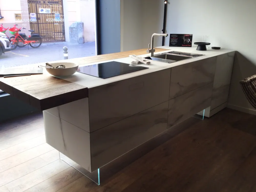 Discount Cucina con isola in vetro a prezzo ribassato 50% Cucine Ad Isola|Cucine Design