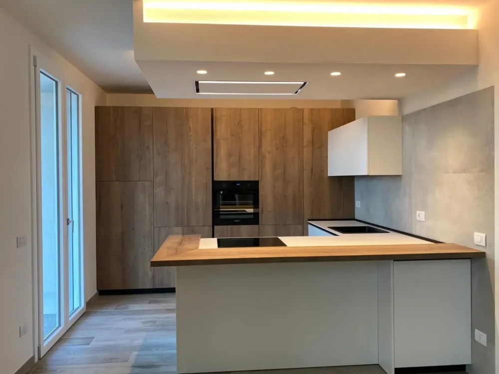 Cucina con penisola design Ingrosso cucine moderne icm04 a prezzo scontato^Primopiano Cucine Best