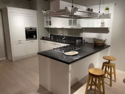 Cucina con penisola in laccato opaco bianca English mood a prezzo ribassato^Minacciolo Sale