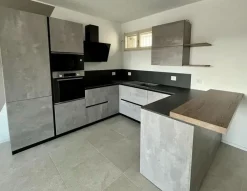 Cucina con penisola in laminato opaco grigio Ingrosso cucine moderne icm36 a prezzo scontato^Primopiano Cucine Discount