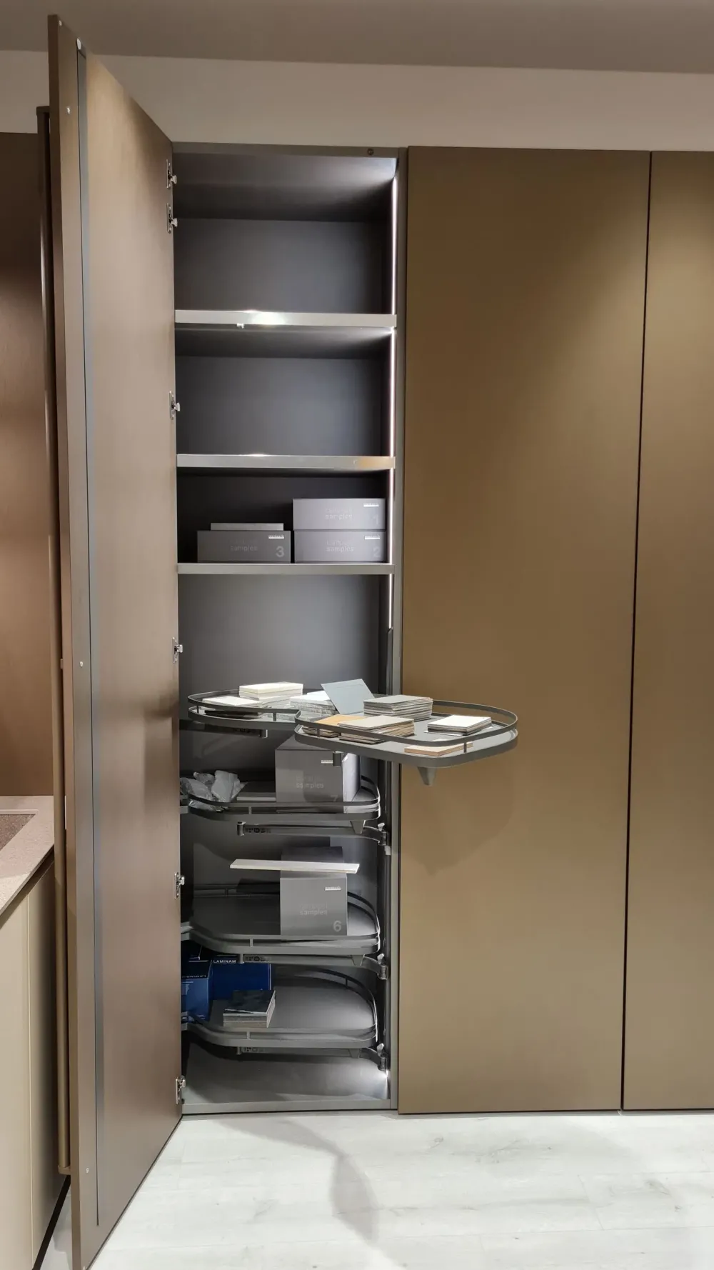 Cucina con penisola in laminato opaco a prezzo scontato 59%^Ernestomeda Online