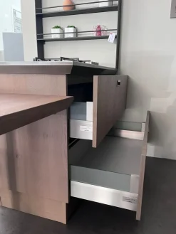 Cucina con penisola in legno a prezzo scontato 45%^Scavolini Hot