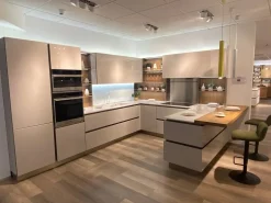 Cucina con penisola in vetro modello Riflex ad un prezzo riservato^Veneta Cucine Outlet