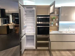 Cucina con penisola in vetro modello Riflex ad un prezzo riservato^Veneta Cucine Outlet