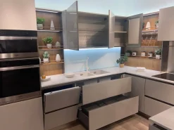 Cucina con penisola in vetro modello Riflex ad un prezzo riservato^Veneta Cucine Outlet