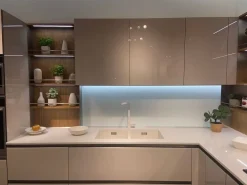 Cucina con penisola in vetro modello Riflex ad un prezzo riservato^Veneta Cucine Outlet