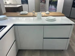Cucina con penisola in vetro modello Riflex ad un prezzo riservato^Veneta Cucine Outlet