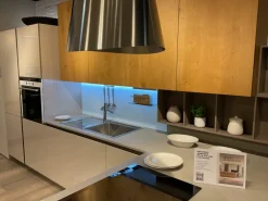 Cucina con penisola in vetro a prezzo ribassato 50%^Veneta Cucine Hot