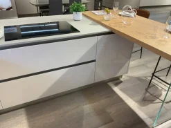 Cucina con penisola in vetro a prezzo ribassato 50%^Veneta Cucine Hot