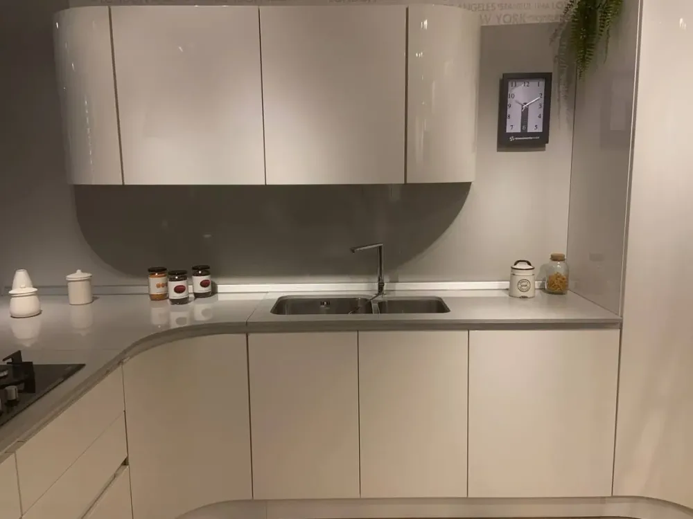 Cucina con penisola moderna bianca Ar^Ar-Due Discount