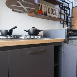 Cucina Cucina industrial con paino legno e ante effetto iron steel con colonne   di in Offerta Outlet -46%^Outlet Etnico Online