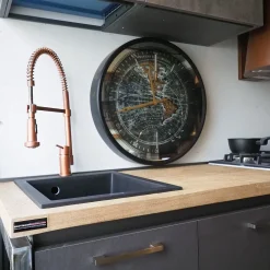 Cucina Cucina industrial con paino legno e ante effetto iron steel con colonne   di in Offerta Outlet -46%^Outlet Etnico Online