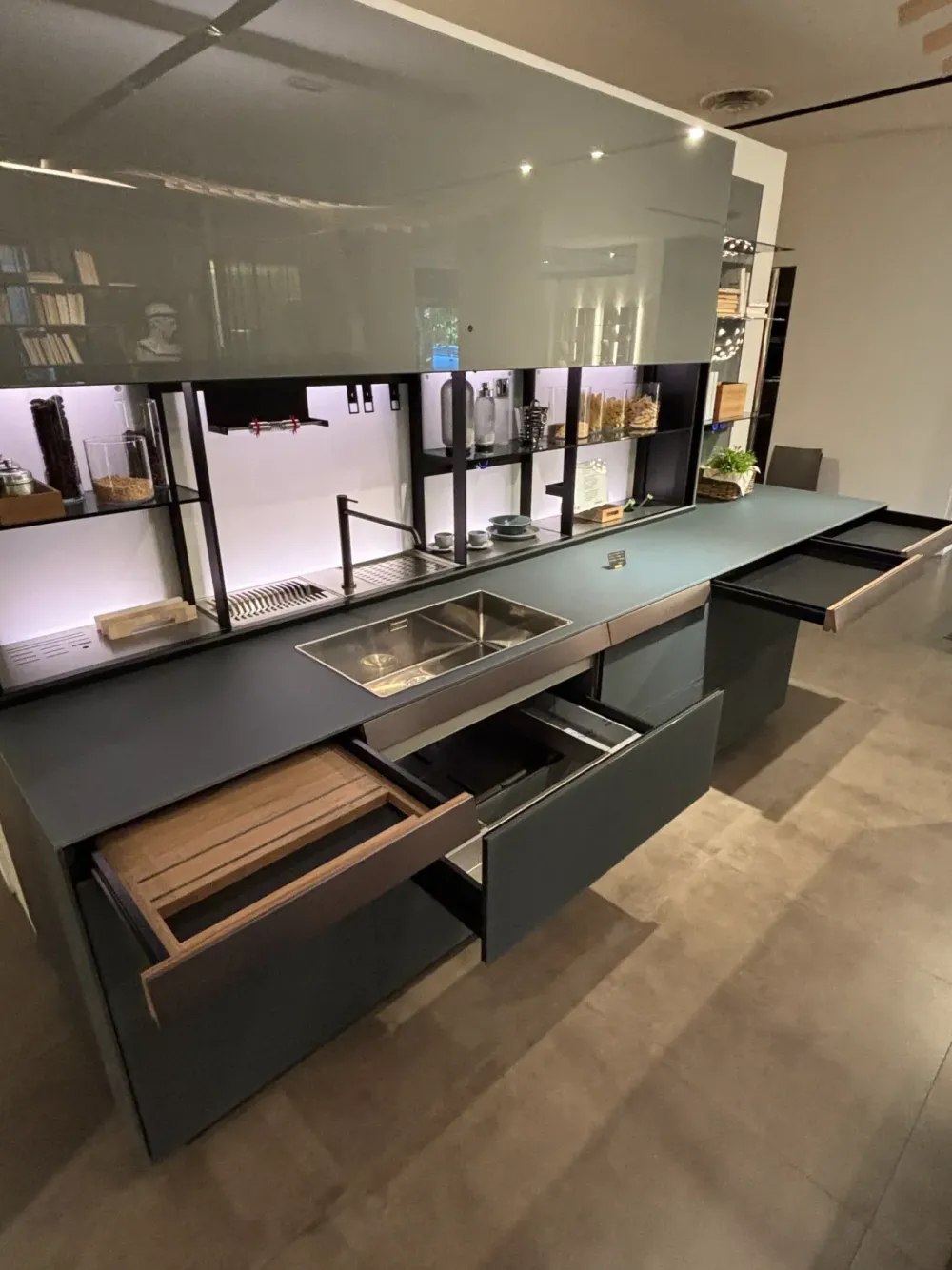 Cucina Cucina genius loci in vitrum con isola con un ribasso imperdibile^Valcucine Hot
