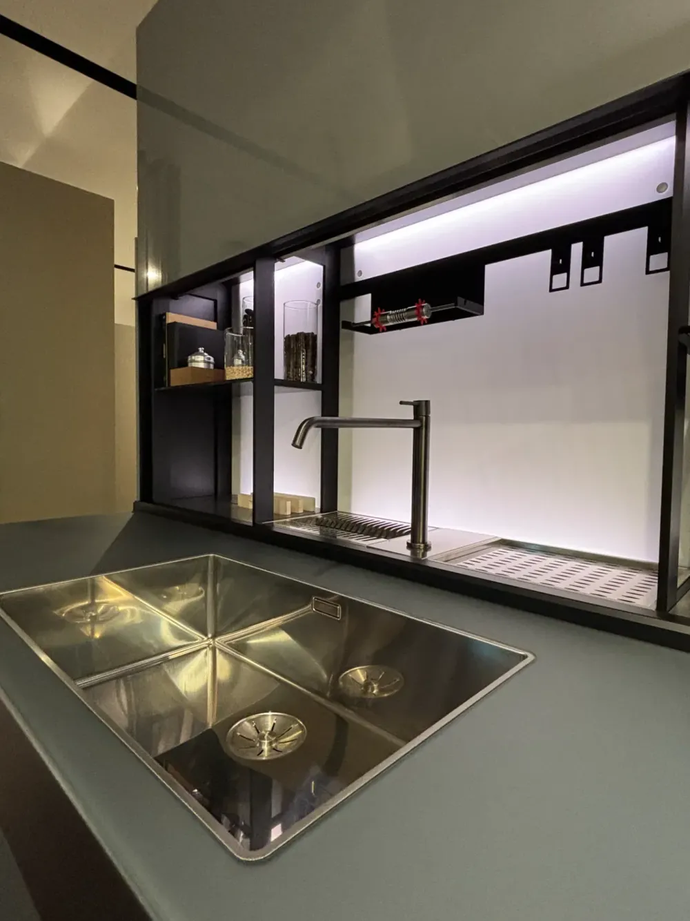 Cucina Cucina genius loci in vitrum con isola con un ribasso imperdibile^Valcucine Hot