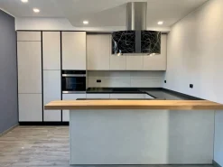 Cucina design con penisola Ingrosso cucine moderne icm04 a prezzo scontato^Primopiano Cucine Discount