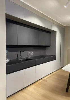 Cucina design lineare Fenix e laminato a prezzo ribassato^Artigianale Online