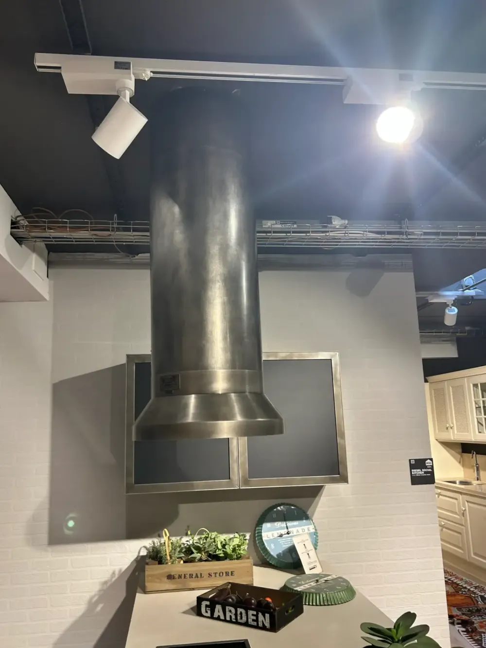 Cucina Diesel industriale rovere chiaro con penisola scontata 51%^Scavolini