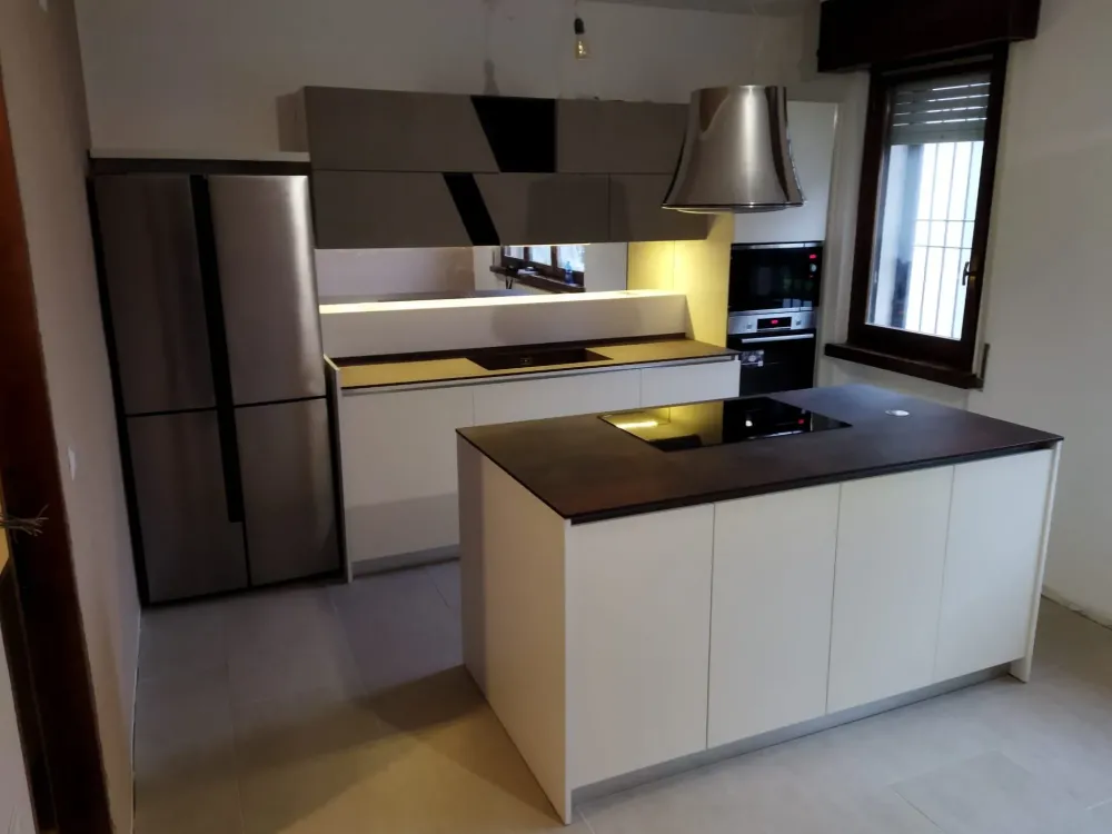 Cucina moderna con isola bianca in laccata opaco Flay Cucine Ad Isola|Cucine Moderne