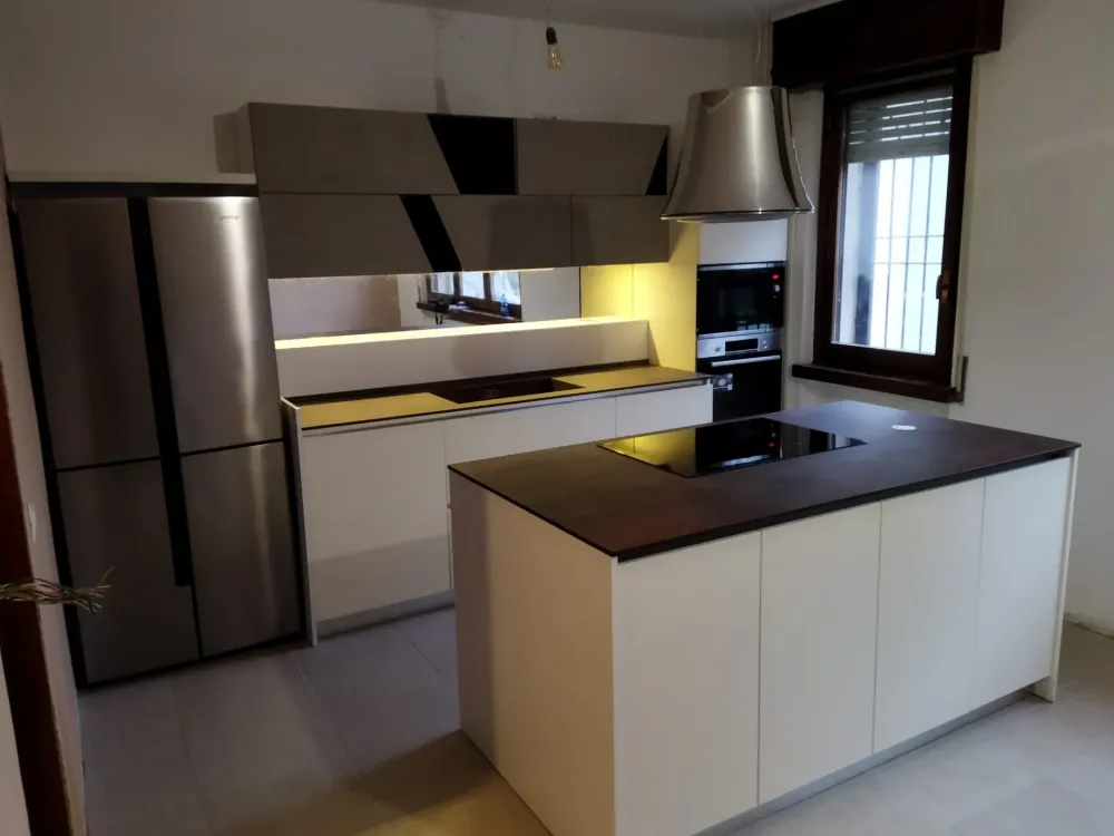 Cucina moderna con isola bianca in laccata opaco Flay Cucine Ad Isola|Cucine Moderne