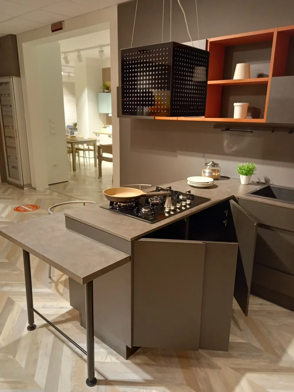 Cucina grigia moderna con penisola Creativa scontata^Lube Cucine Online