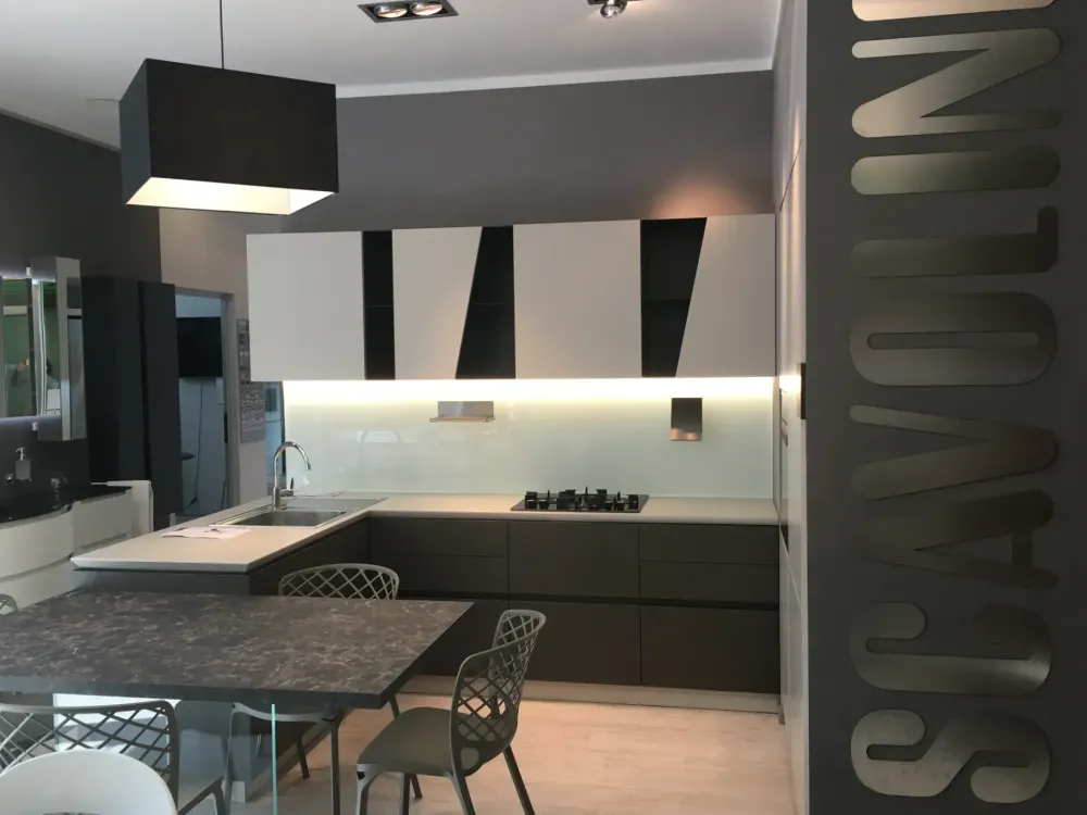 Cucina grigia moderna con penisola Qi scontata^Scavolini Online