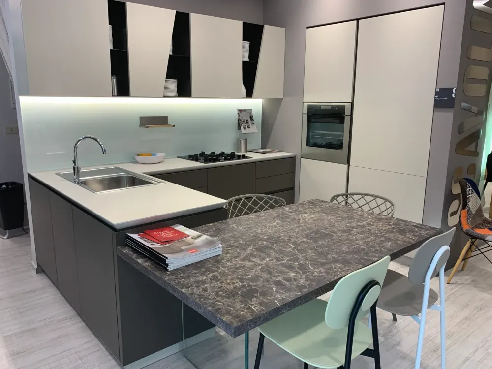 Cucina grigia moderna con penisola Qi scontata^Scavolini Online
