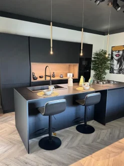 Cucina Infinity design antracite con isola scontata 45%^Stosa New