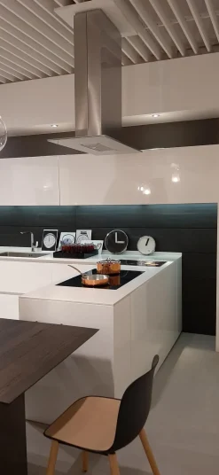 Cucina Light moderna bianca con penisola scontata 50%^Modulnova Hot