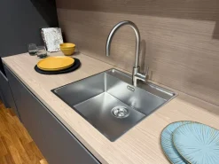 Cucina lineare in laminato materico grigia Young a prezzo scontato Cucine Lineari|Cucine Moderne