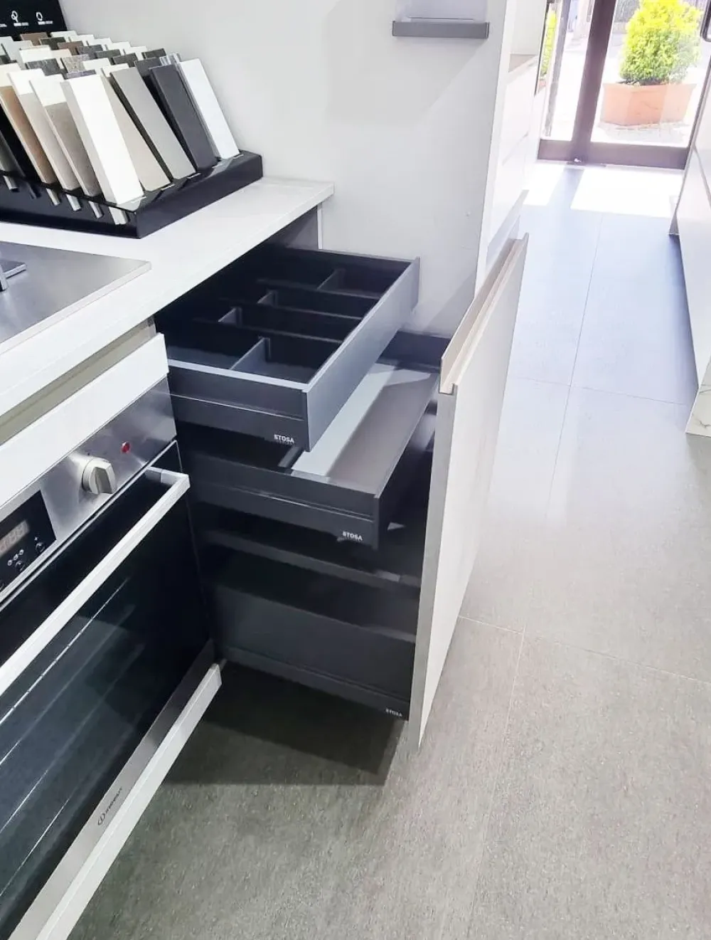 Cucina lineare in laminato materico altri colori Infinity maniglia grip a prezzo ribassato^Stosa New