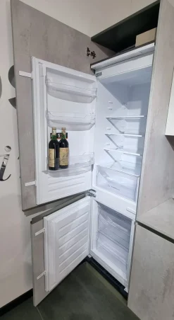 Cucina lineare in laminato materico altri colori Infinity maniglia grip a prezzo ribassato^Stosa New