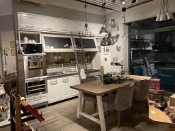 New Cucina lineare in legno bianca mod. nolita con scala a prezzo scontato Cucine Lineari