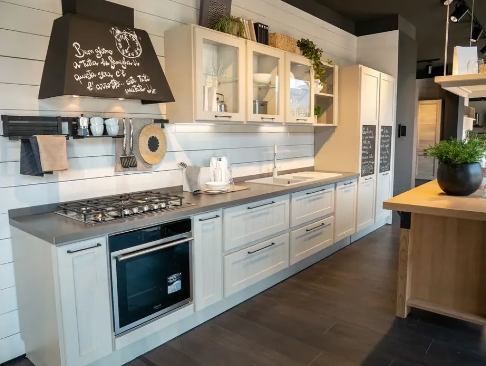 Cucina lineare in legno bianca Provenza a prezzo ribassato^Lube Cucine Hot