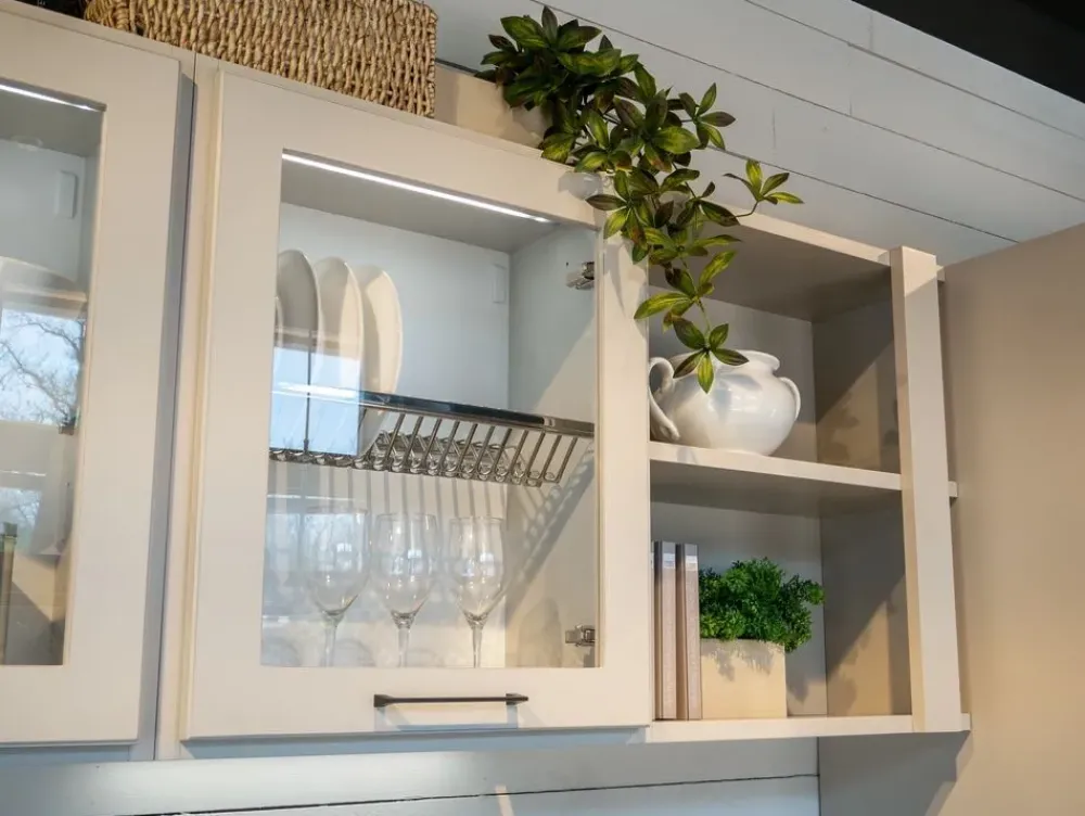 Cucina lineare in legno bianca Provenza a prezzo ribassato^Lube Cucine Hot