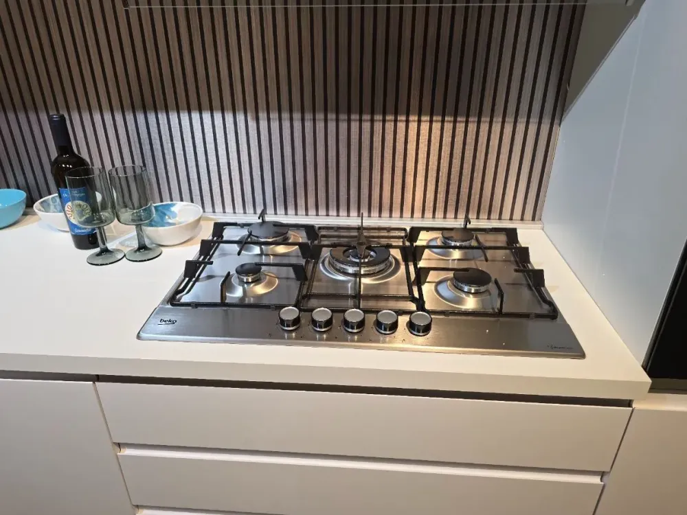 Artigianale Cucina lineare in polimerico opaco bianca Kjelly a prezzo ribassato- Cucine Lineari|Cucine Moderne