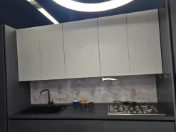 Cucina lineare in polimerico opaco grigia Yaris a prezzo scontato^Kuadra Cucine Best