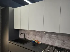 Cucina lineare in polimerico opaco grigia Yaris a prezzo scontato^Kuadra Cucine Best