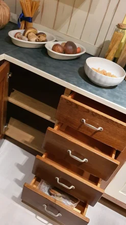 Vettoretti Cucine Cucina modello Cristiana PREZZO SCONTATO 42%- Cucine Ad Angolo