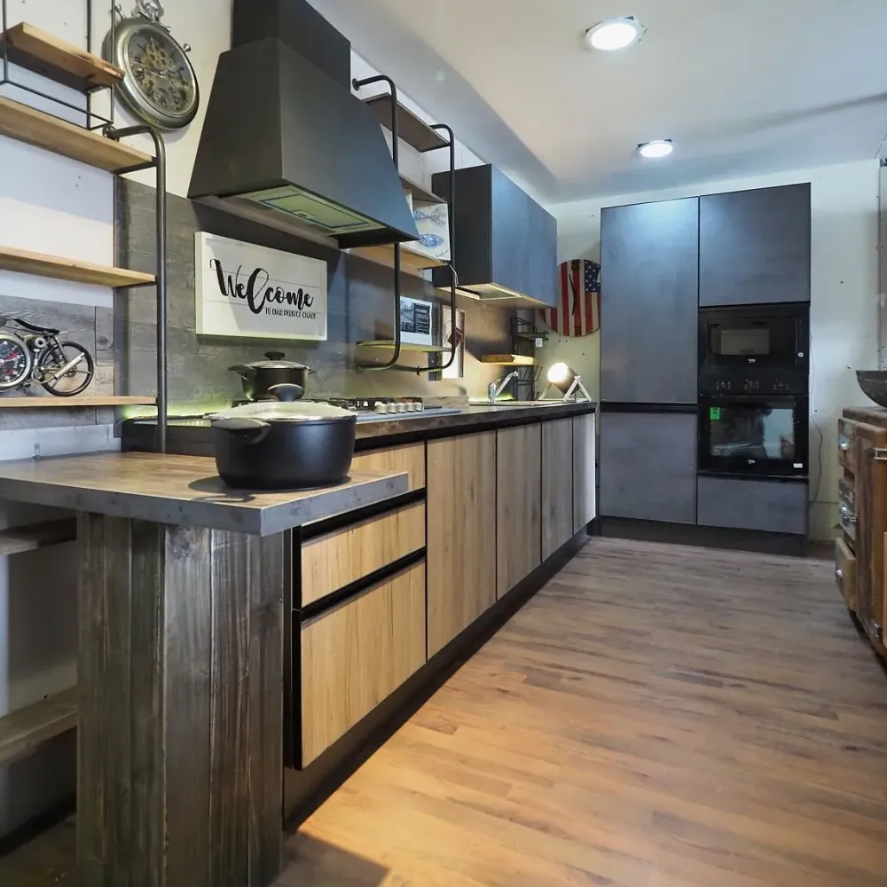 Collezione esclusiva Cucina rovere chiaro industriale con penisola Cucina industrial colonne e piano snack - Cucine Con Penisola