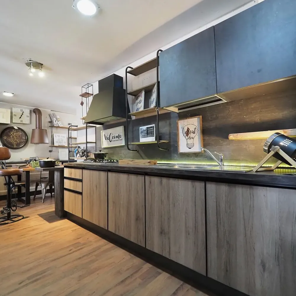 Collezione esclusiva Cucina rovere chiaro industriale con penisola Cucina industrial colonne e piano snack - Cucine Con Penisola