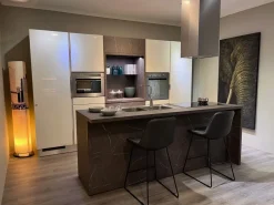 Scavolini Cucina moderna con isola bianca in laccata lucido Scenery- Cucine Ad Isola|Cucine Moderne