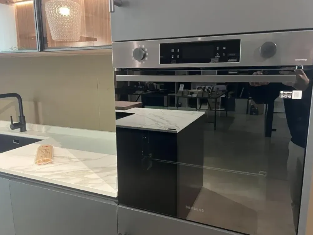 Cucina moderna con isola altri colori in laccata opaco Metropolis^Stosa