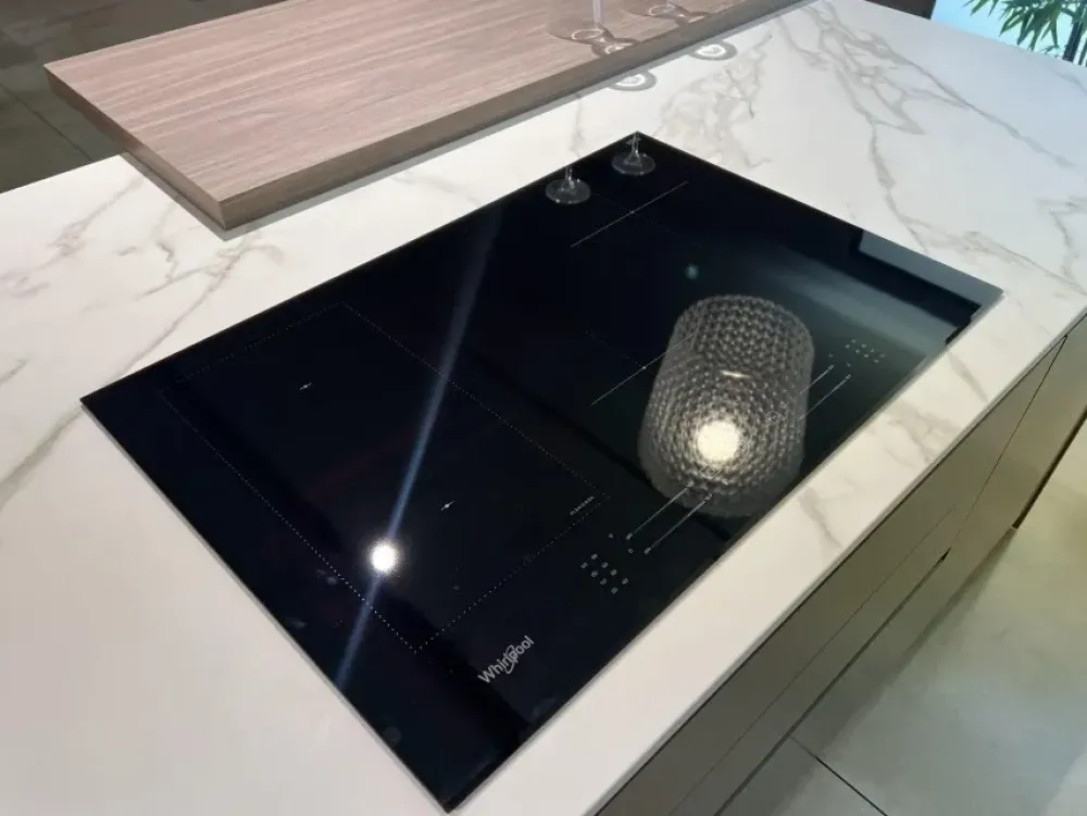 Cucina moderna con isola altri colori in laccata opaco Metropolis^Stosa