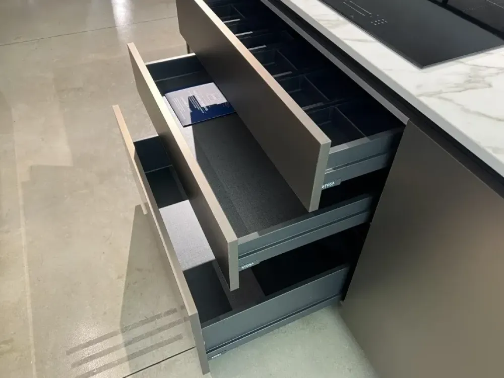 Cucina moderna con isola altri colori in laccata opaco Metropolis^Stosa