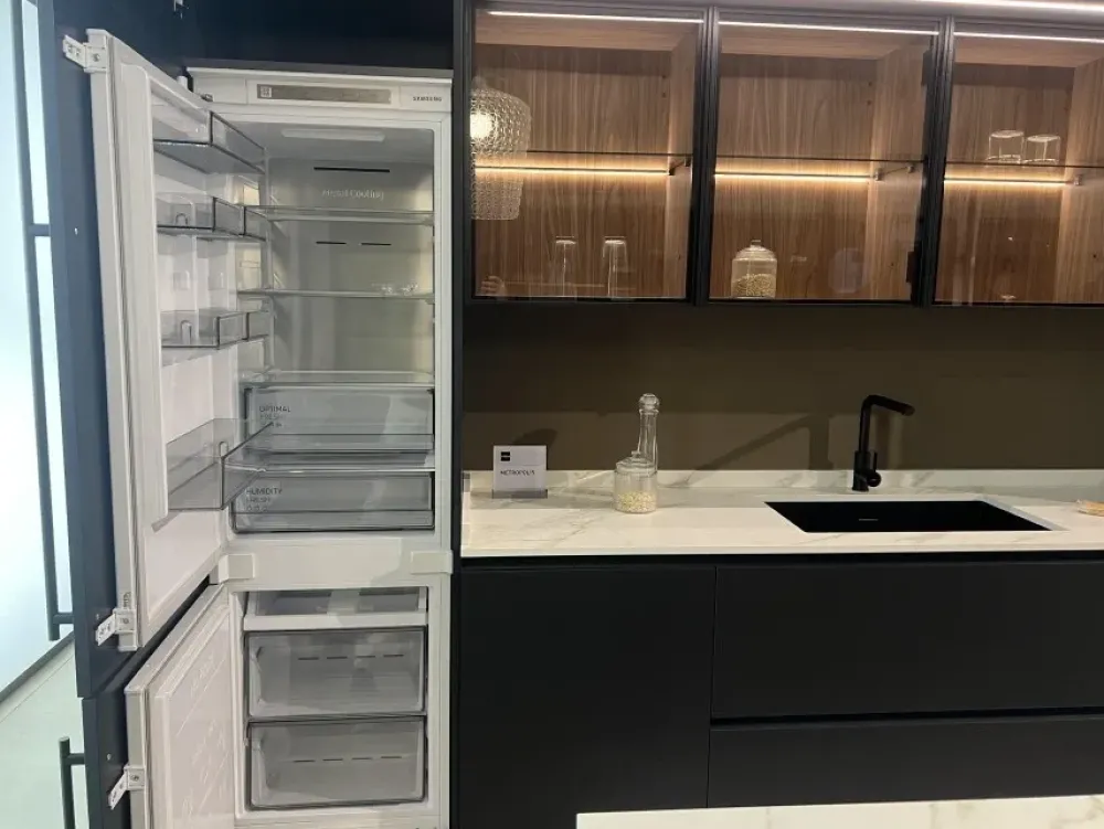 Cucina moderna con isola altri colori in laccata opaco Metropolis^Stosa