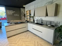 Cucina tortora moderna ad angolo Infinity scontata^Stosa Hot